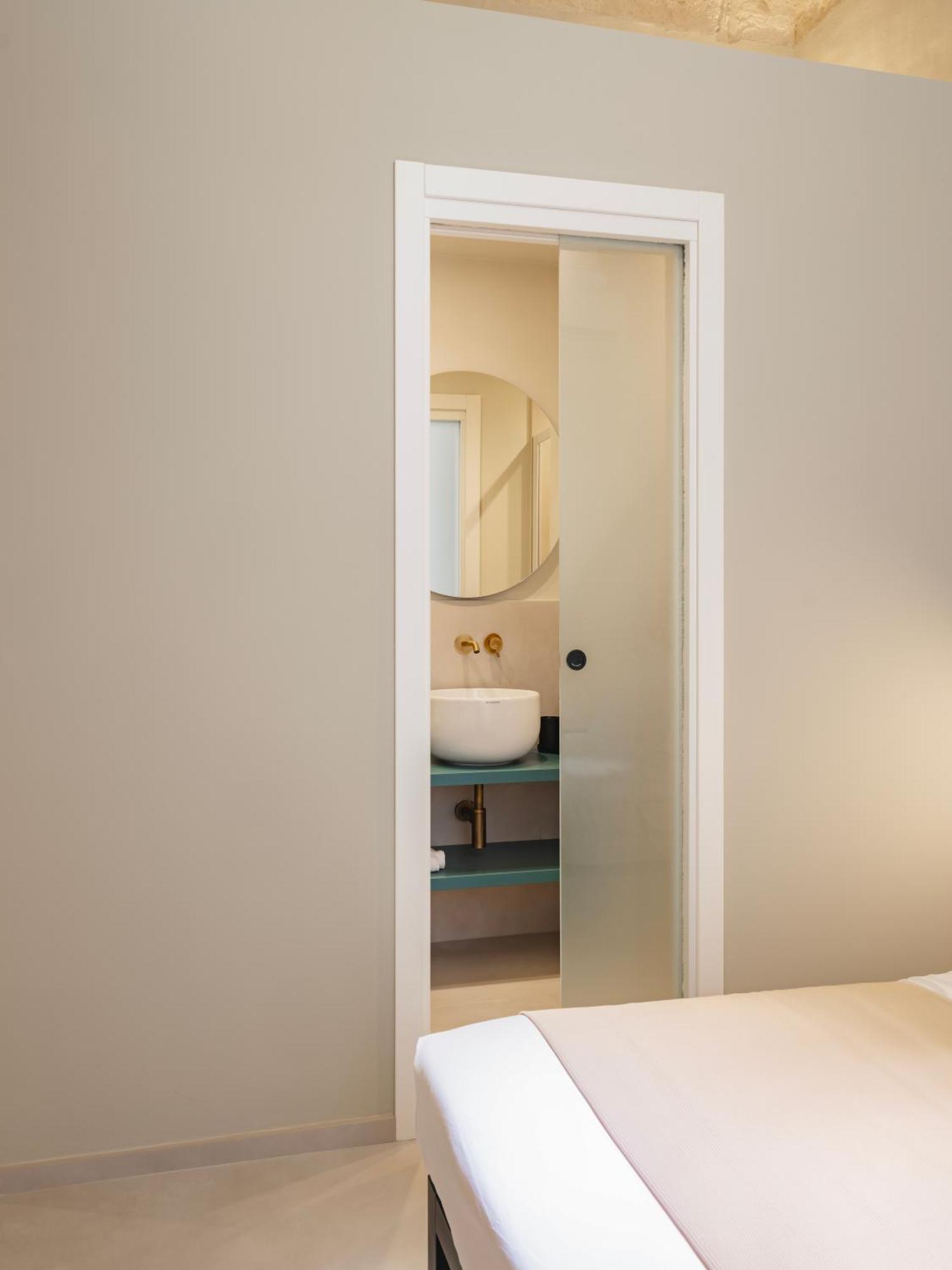 Almica24 Hotel Bari Bagian luar foto