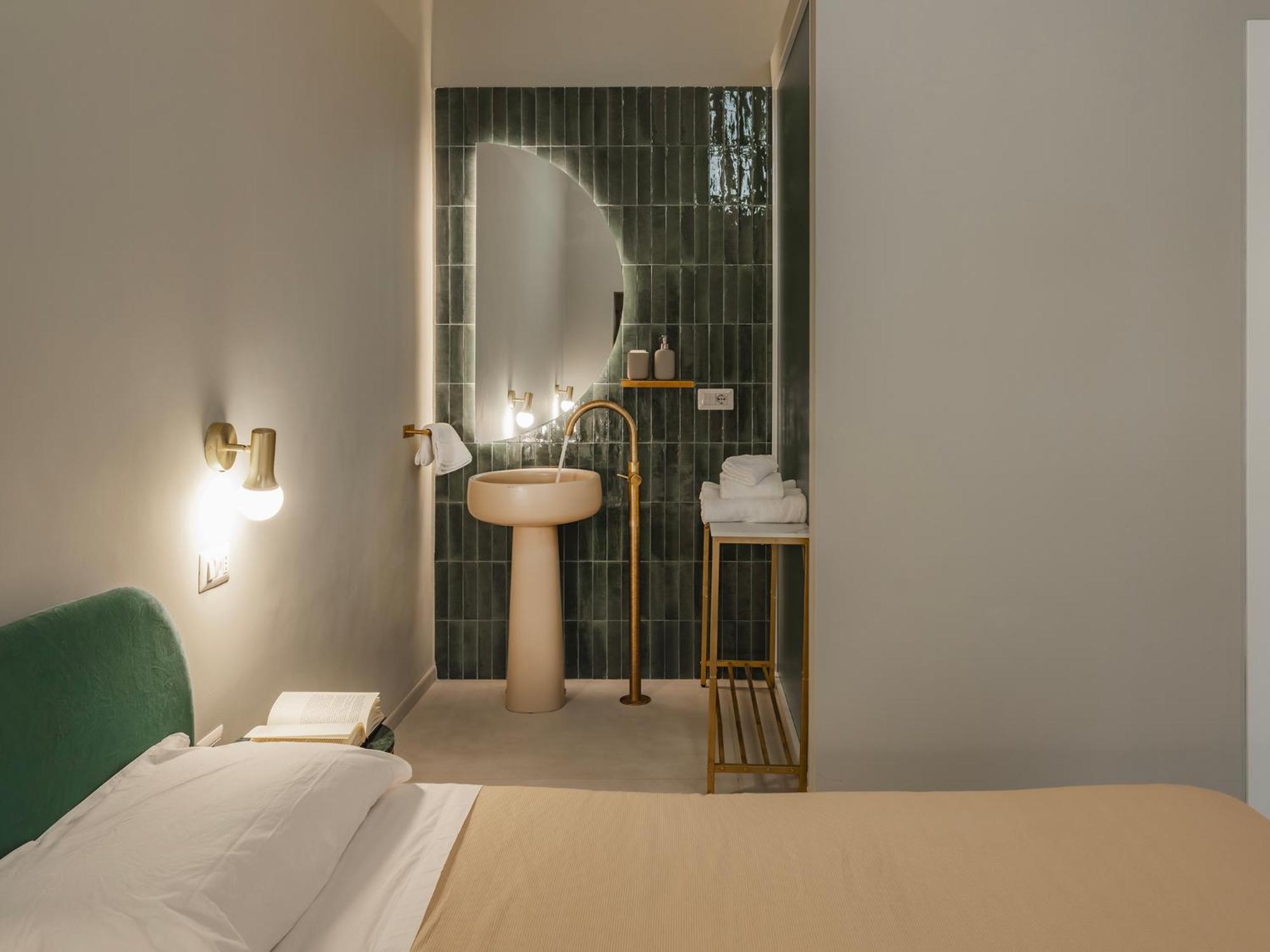 Almica24 Hotel Bari Bagian luar foto