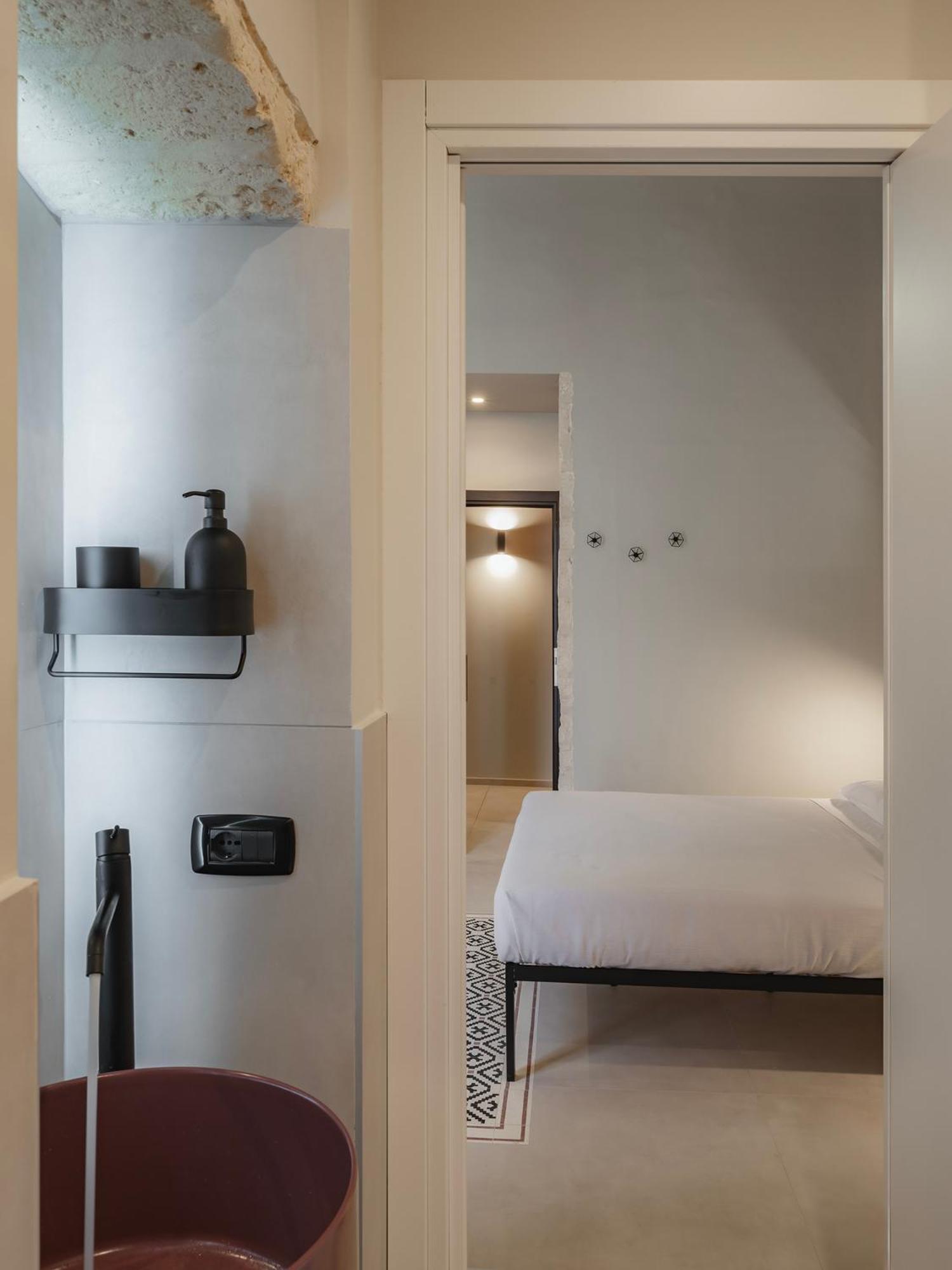 Almica24 Hotel Bari Bagian luar foto
